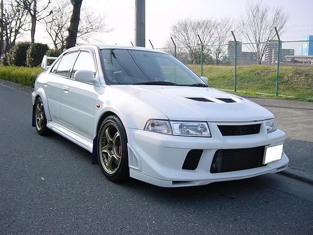 Front angle view Mitsubishi Lancer Evolution 6.5 TME with aftermarket front lip installed bumper upgrade
