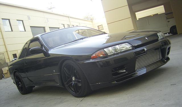 Front three-quarter view of black Nissan Skyline R32 GT-R with front mount intercooler